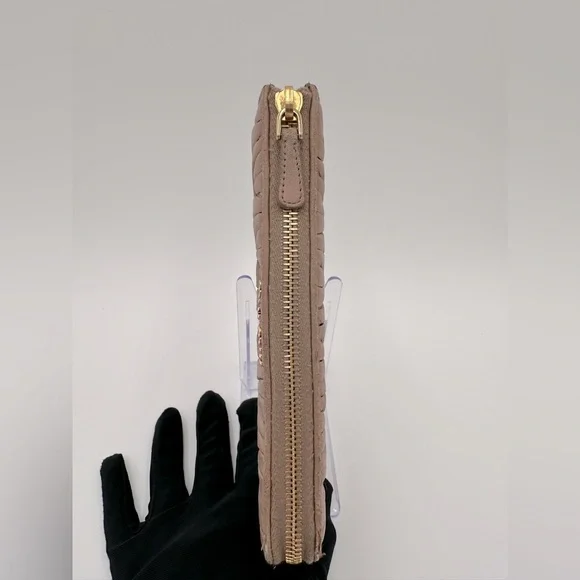 Miu Miu Portafoglio Lampo Matelasse Zip Wallet in Cammeo Beige.